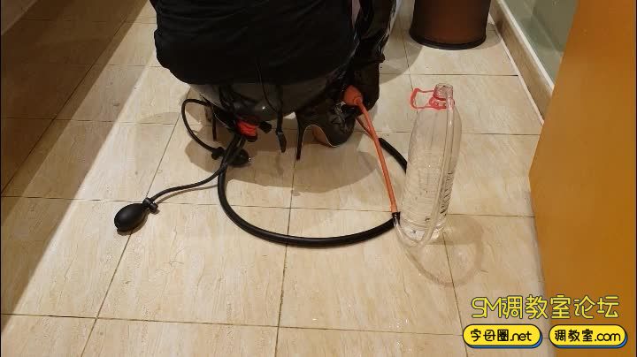 曼陀罗工作室_给母狗灌灌肠 切勿模仿-视频截图4