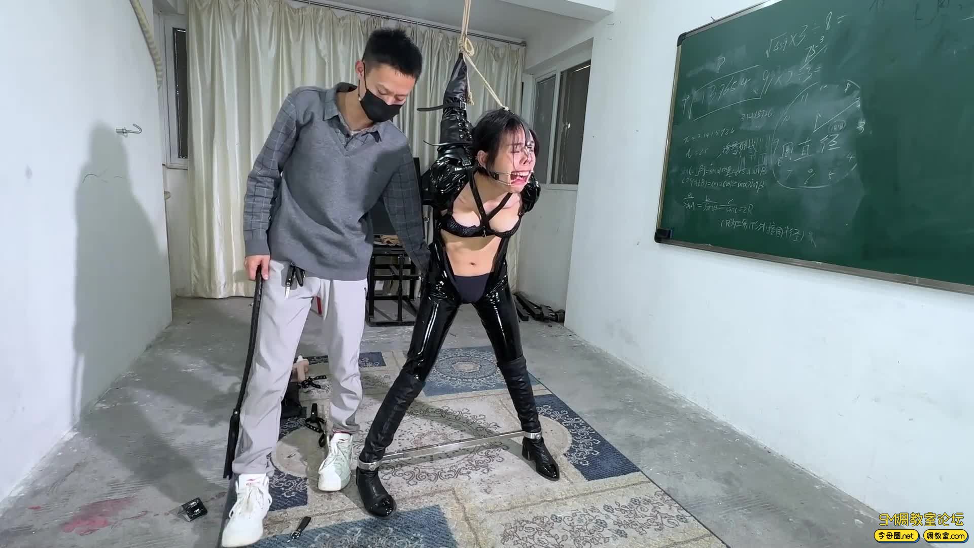 樱束原创  魔鬼审讯胶衣女间谍-视频截图4