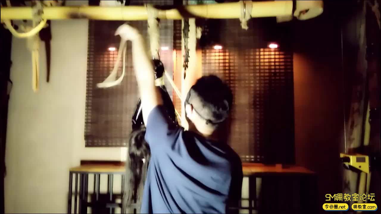 刑部公館  体校美女的堕落 漆皮手套钢铁塑腰 芭蕾靴-视频截图4